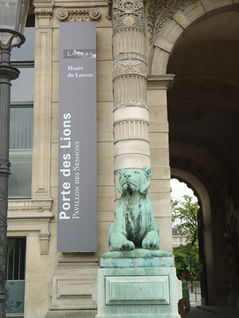 louvre lion entrance